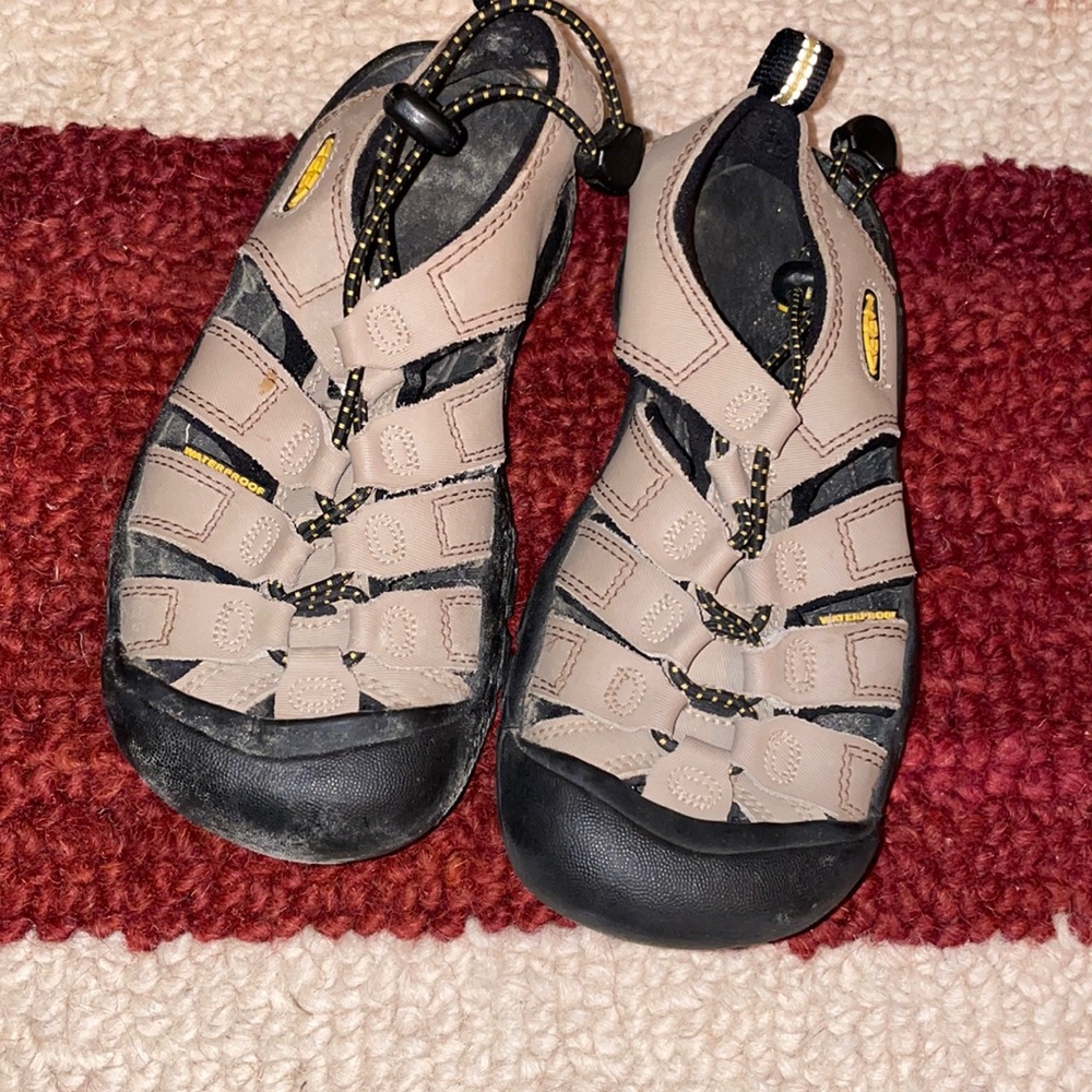 Boys keen sandals